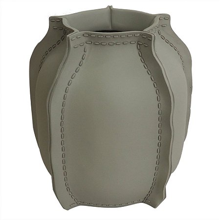 VASO DE RESINA CINZA COM DETALHES DE PRESPONTO 15,5CM X 15,5