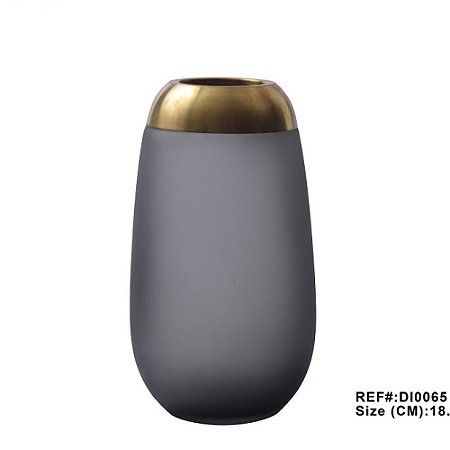 VASO DE VIDRO FUME E METAL DOURADO