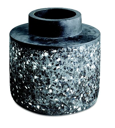 VASO PRETO EM CIMENTO