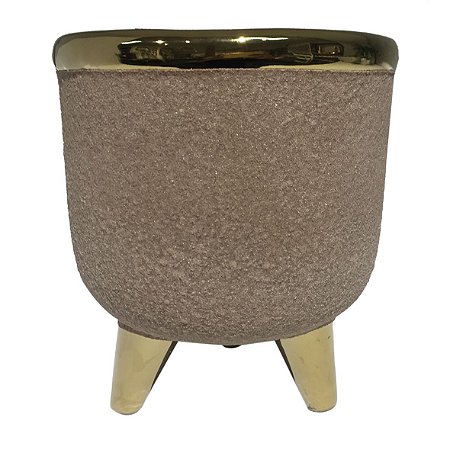 CACHEPOT DE CERAMICA MARROM COM BASE E DETALHES DOURADO
