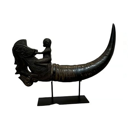 ESCULTURA CAVALEIRO EM CHIFRE DE BUFALO L10XA38CM