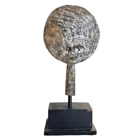 ESCULTURA MASCARA TRIBAL BATAK EM MADEIRA WHITEWASH COM SUPORTE A77CM