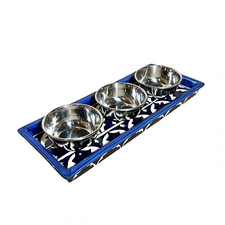 CONJUNTO PRATO EM PORCELANA AZUL E BRANCA COM 03 MINI PETISQUEIRAS EM METAL