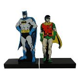 APARADOR LIVRO MADEIRA DCO BATMAN AND ROBIN 28 X 26,5 X 7,5