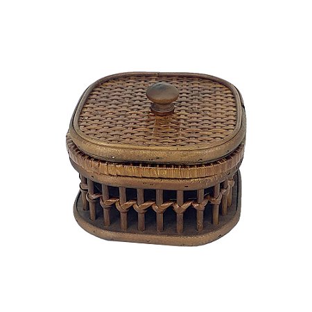 CAIXA DE MADEIRA COM DETALHES EM FIBRA RATTAN MARROM