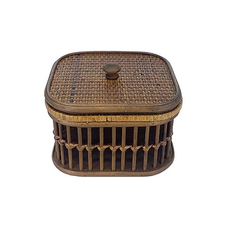 CAIXA DE MADEIRA COM DETALHES EM FIBRA RATTAN MARROM