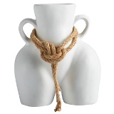 PECA DECORATIVA EM CERAMICA BRANCA COM CORDA SILHUETA FEMINI