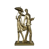 ESTATUETA DE RESINA DE CASAL COM GUARDACHUVA DOURADA