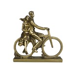 ESTATUETA DE RESINA DE CASAL DE BICICLETA DOURADA