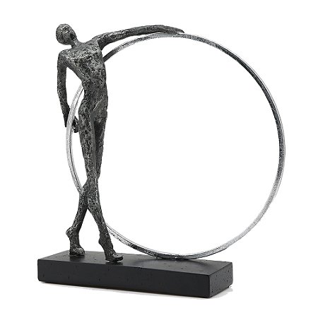 PECA DECORATIVA EM RESINA E METAL ESCULTURA HOMEM COM ARO PRATEADO 25,3CM X 8CM