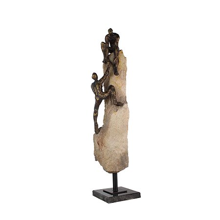PECA DECORATIVA HOMENS ESCALANDO PEDRA EM RESINA BRONZE