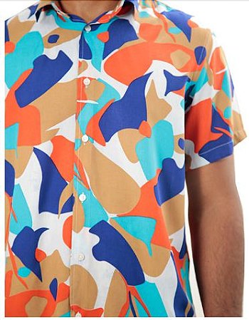 CAMISA MANGA CURTA REGULAR VISCOSE ABSTRACT BRANCO/AZUL/LARANJA