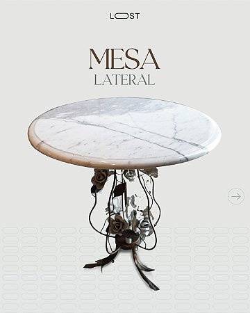 Mesa lateral estrutura de ferro, com flores em latão e tampo de mármore