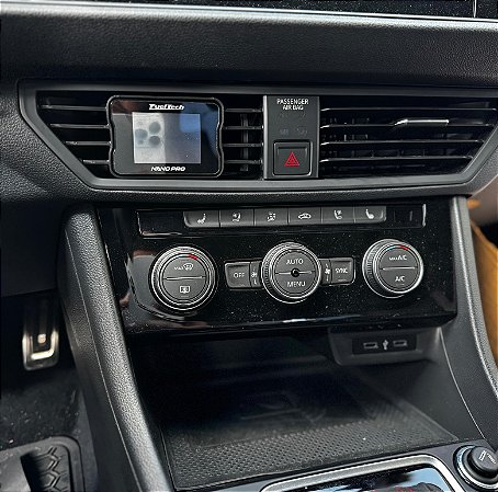 Suporte de Wideband Fueltech para saída de ar central do Jetta MK7/GLI