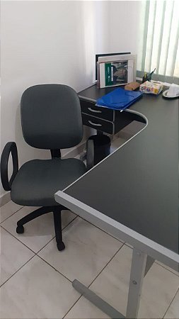 Mesa e cadeira diretor usados em ótimo estado