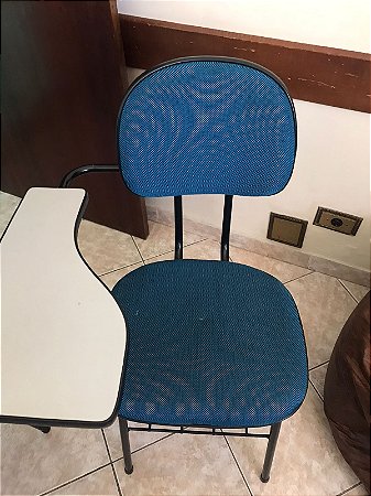 Lote com 80 cadeiras universitárias estofadas na cor azul. Semi Novas.