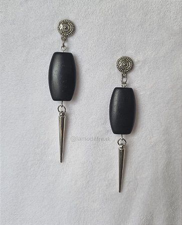 BRINCO RETÂNGULO OVALADO PRETO COM SPIKE - AC190