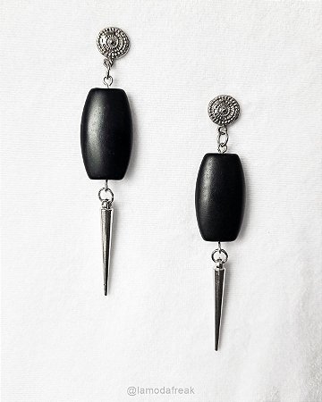 BRINCO RETÂNGULO OVALADO PRETO COM SPIKE - AC190