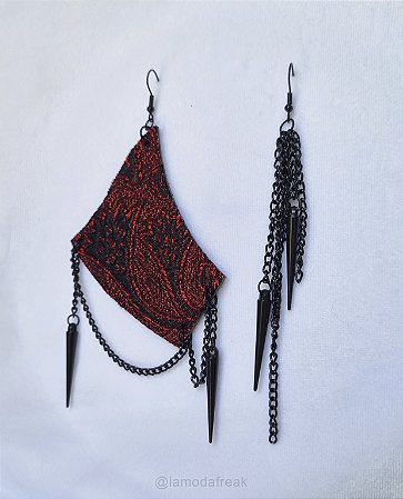 BRINCO TECIDO VERMELHO BRILHO SPIKES PRETOS - AC235