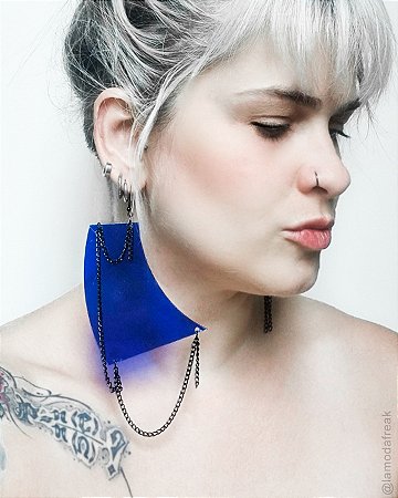 BRINCO MAXI ACRÍLICO AZUL CORRENTINHAS PRETAS - AC247