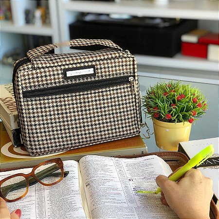 Bolsa para Bíblia Estampa Xadrez Chanel nude