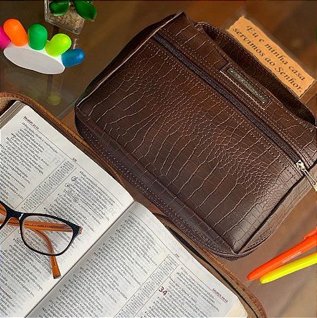 Bolsa para Bíblia em Couro com Estampa Marrom Croco - tamanho M