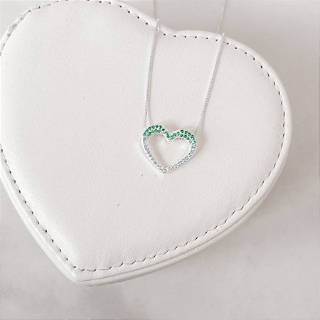 Colar coração vazado cravejado verde, azul e cristal 17mm 45cm