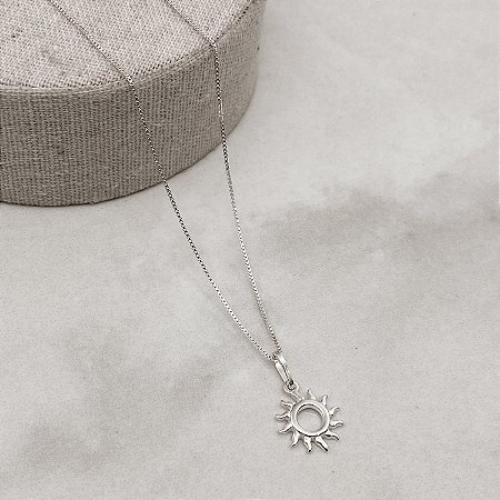 Colar pingente sol vazado 45cm