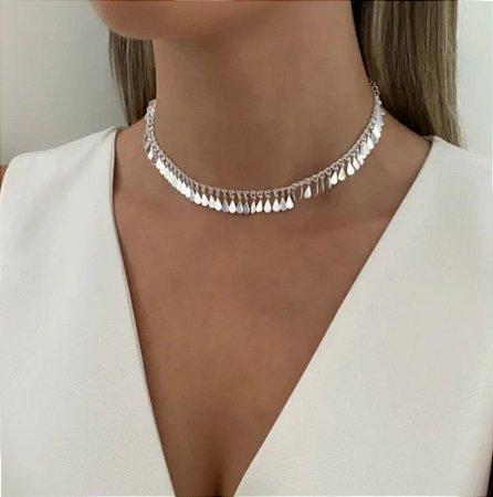 Choker com medalhas em gotas