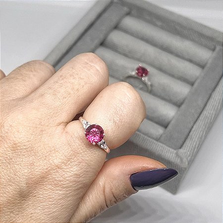 Anel com Zircônias Brancas e Rubi Redonda
