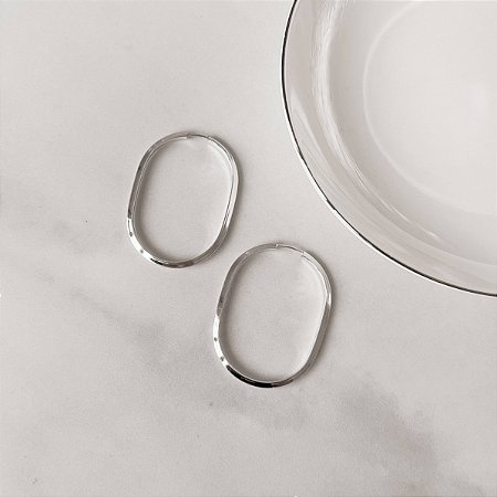 Argola oval 41x31mm fio triângulo