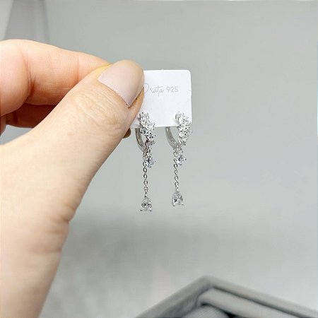 Argola cravejada com pingente gota