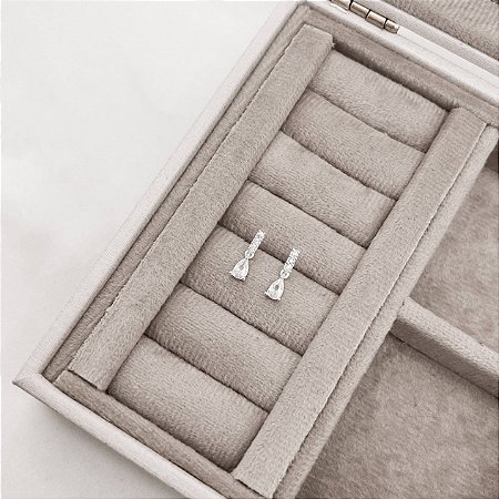 Brinco base cravejada com zircônia gota 12mm