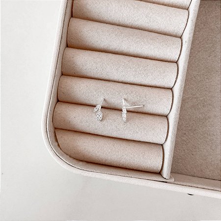 Brinco 2 folhas cravejadas 12mm