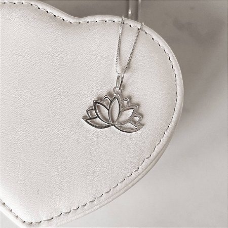 Colar pingente flor de lótus vazada