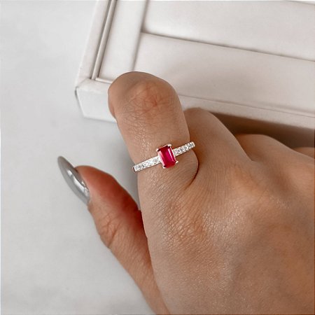 Anel zircônia retangular cereja com cravejado