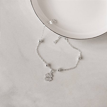 Pulseira entremeio bolas com pingente trevo cravejado 10mm