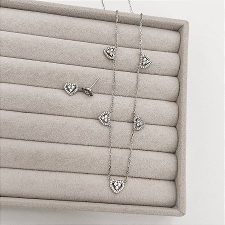 Conjunto brinco e colar entremeio corações vazados cravejados