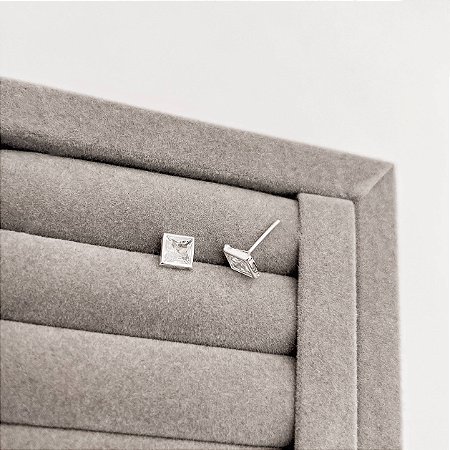 Brinco zircônia quadrada embutida 7mm