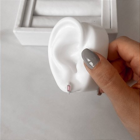 Argola click cravejada 11mm detalhe zircônia retangular rosa