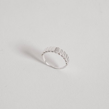 Anel largo riscado com detalhe cravejado