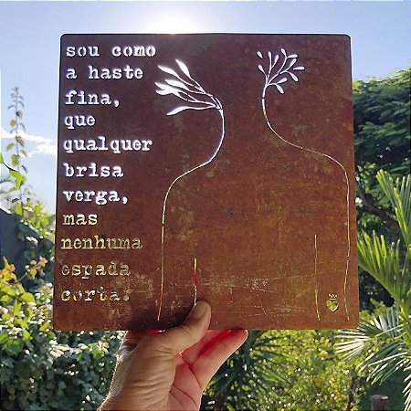 Quadro de ferro  - Sou como a haste fina, que qualquer brisa verga, mas nenhuma espada corta.