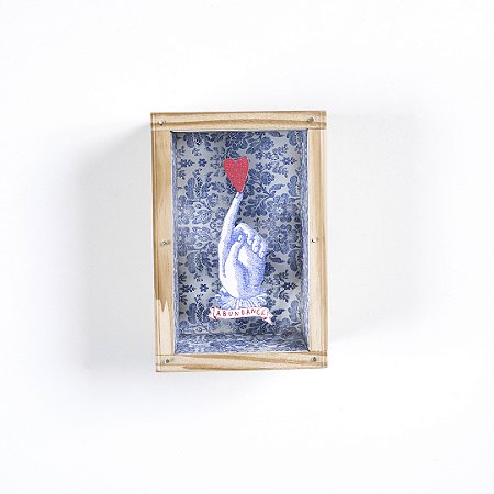 Quadro Caixa Retangular Pinus - Mão Abundance Coração