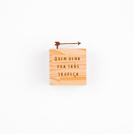 Cubo - Quem olha para trás tropeça