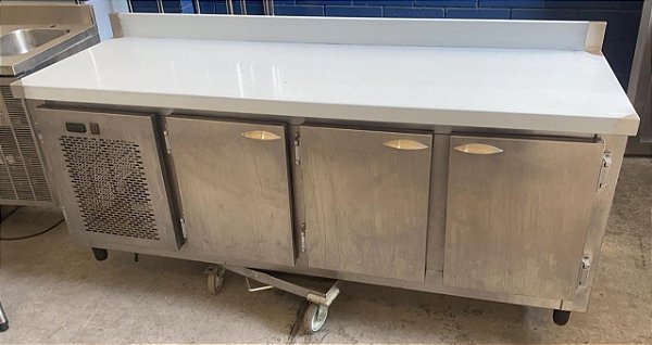 Balcão Refrigerado 3 Portas Todo em Inox 2 Metros 220V (Prateleiras, paredes e fundo em Inox) [Usado]
