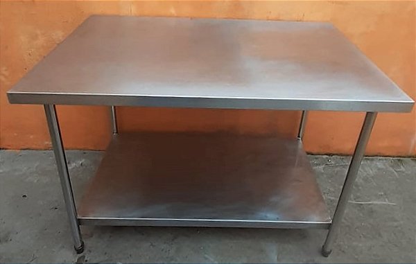 Mesa 100% Inox com prateleira inferior lisa - 1,20m [Usada]