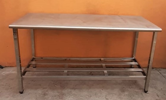 Mesa 100% Inox - 1,80m com prateleira inferior gradeada [Usada]