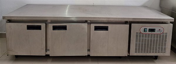Balcão Baixo Refrigerado/ Conservador Totalmente Inox com 3 Portas - 220V - Topema [Usado]
