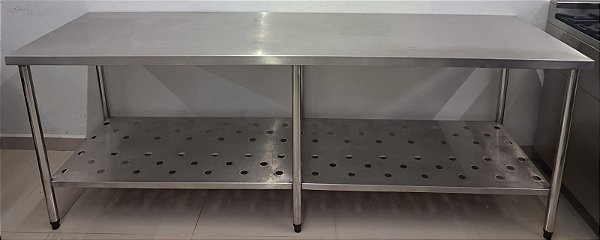 Bancada / Mesa de Inox com prateleira inferior perfurada - 2.25m [Usada]