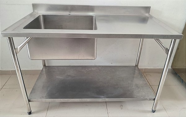 Pia 100% Inox com cuba esquerda e prateleira inferior lisa - 1.35m [Usada]